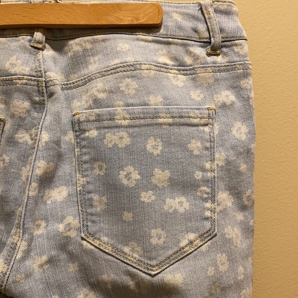 ✨NEW✨FOREVER21 LIGHT BLUE JEANS WITH WHITE DAISIES - Picture 9 of 14